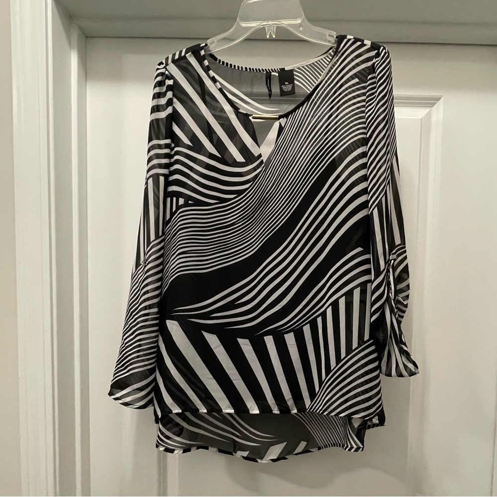 EUC “New Directions” Black & White Pullover Top with a black camisole, Sz XL